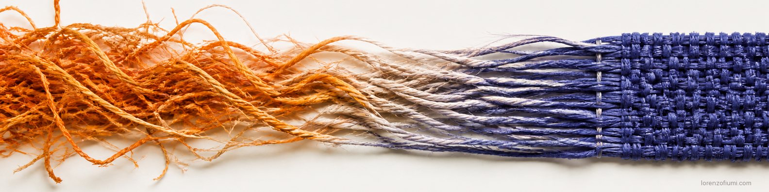 Fibre arancioni sfilacciate che, intrecciandosi, diventano un tessuto blu ordinato.